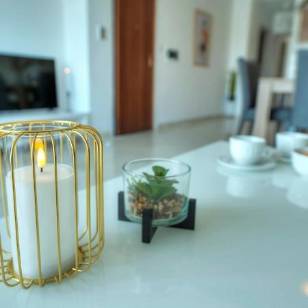 Seafront Beautifully Furnished 2 Bedrooms Gogzr-3 Gzira Exterior photo