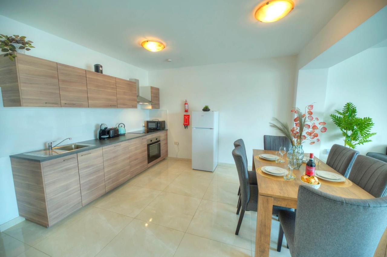 Seafront Beautifully Furnished 2 Bedrooms Gogzr-3 Gzira Exterior photo