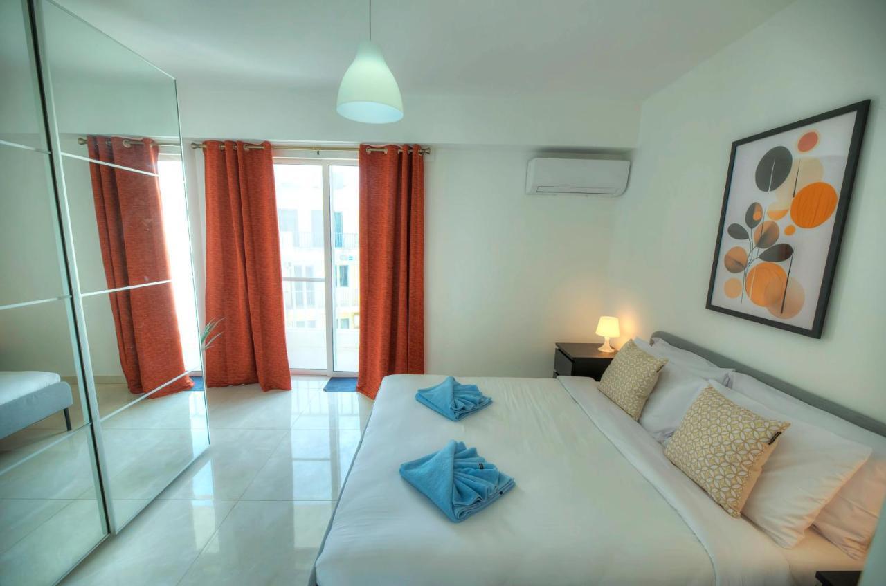 Seafront Beautifully Furnished 2 Bedrooms Gogzr-3 Gzira Exterior photo