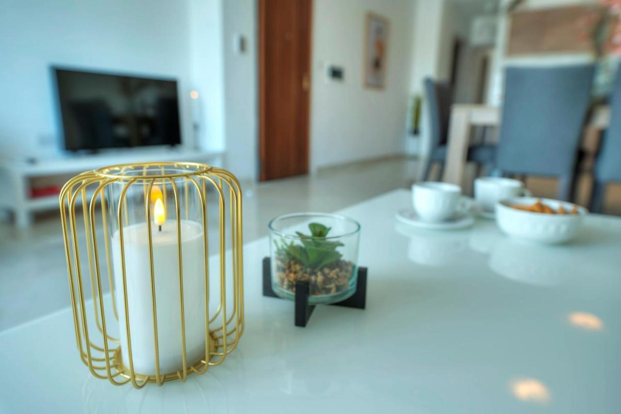 Seafront Beautifully Furnished 2 Bedrooms Gogzr-3 Gzira Exterior photo