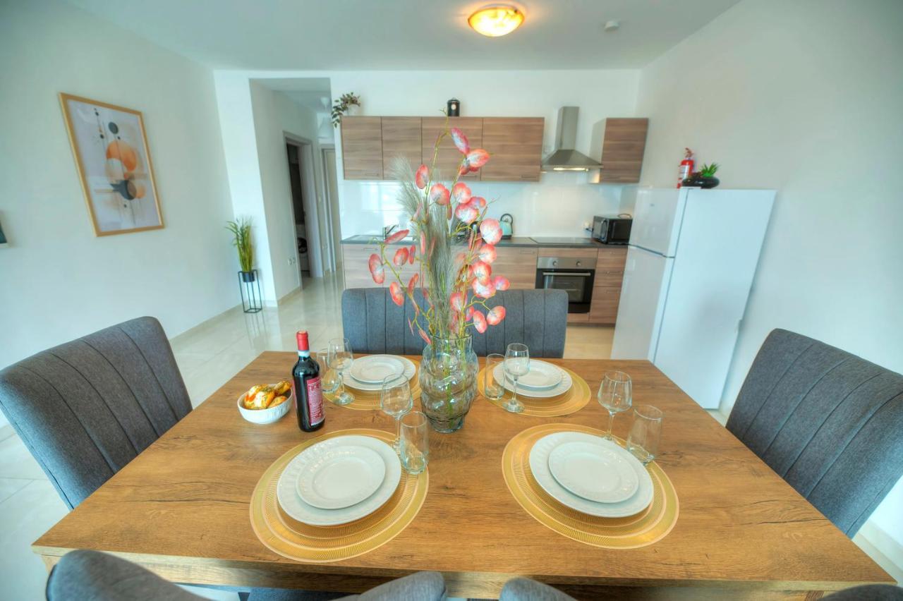 Seafront Beautifully Furnished 2 Bedrooms Gogzr-3 Gzira Exterior photo