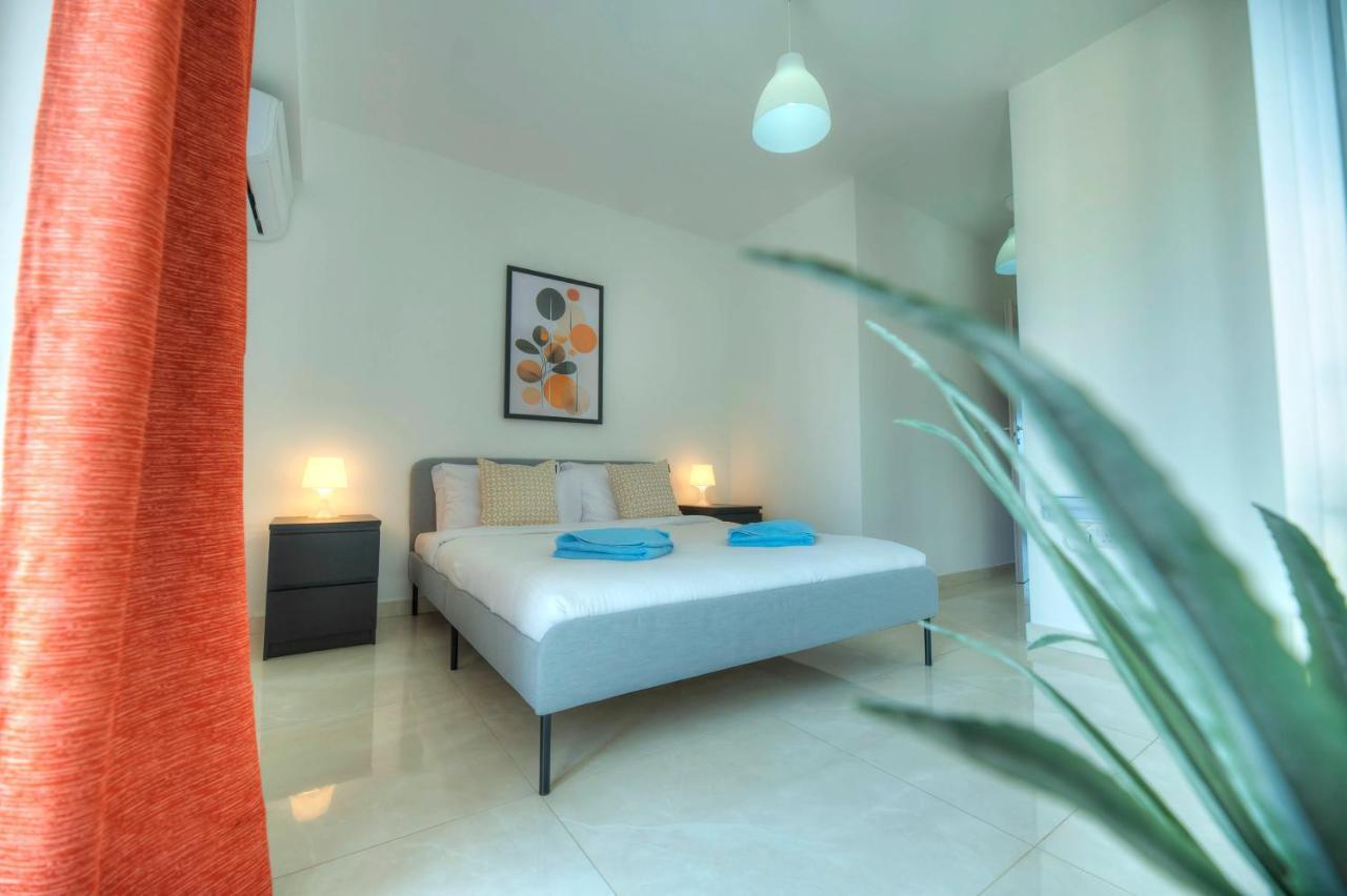 Seafront Beautifully Furnished 2 Bedrooms Gogzr-3 Gzira Exterior photo