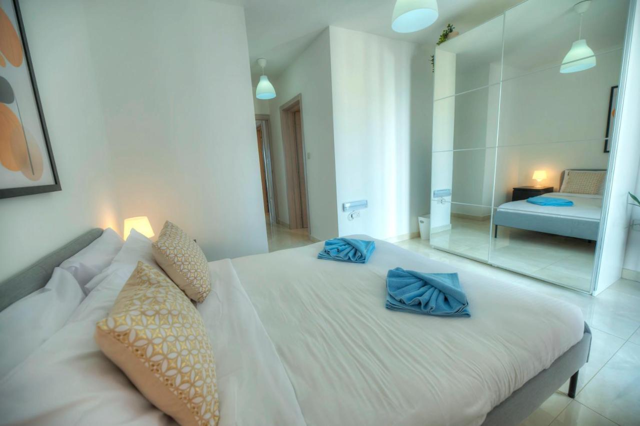 Seafront Beautifully Furnished 2 Bedrooms Gogzr-3 Gzira Exterior photo