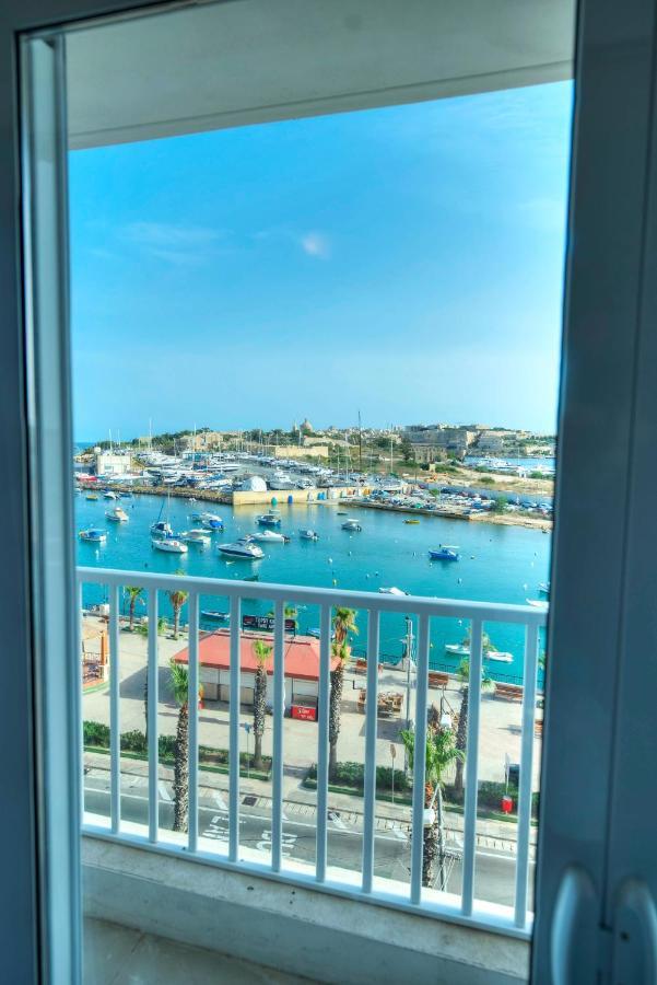 Seafront Beautifully Furnished 2 Bedrooms Gogzr-3 Gzira Exterior photo